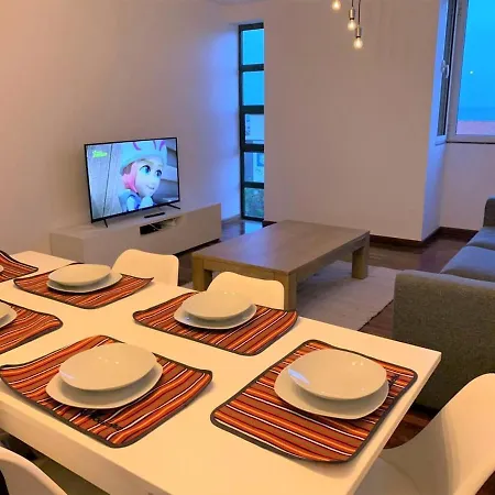 Madeira, 3 Bedroom With Ocean Views In アパート フンシャル